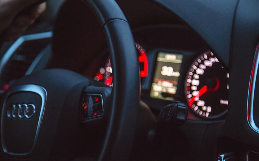 ¿POR QUÉ VIBRA EL VOLANTE DE MI COCHE?